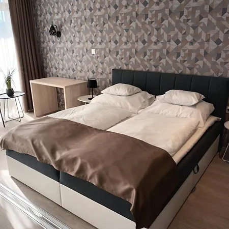 Parizs Garden 4* 데브레첸